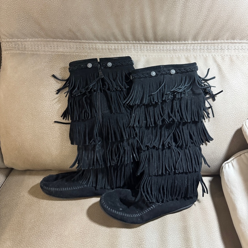 Vintage Minnetonka black leather 5 layer fringed boots, sz 9, never worn